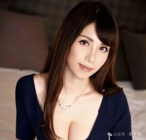 街头钢琴：路人即兴弹奏惊艳全场 - 看三级黄色片